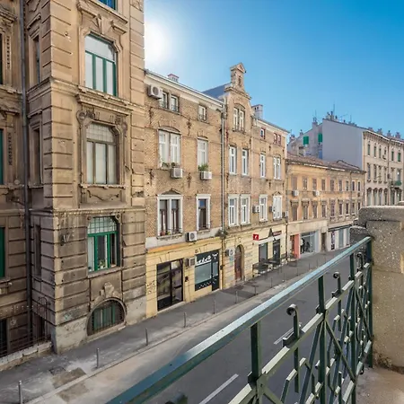Pyramid Apartman *